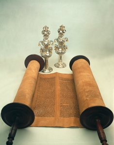 Rollo de la Torá con remates de corona de plata